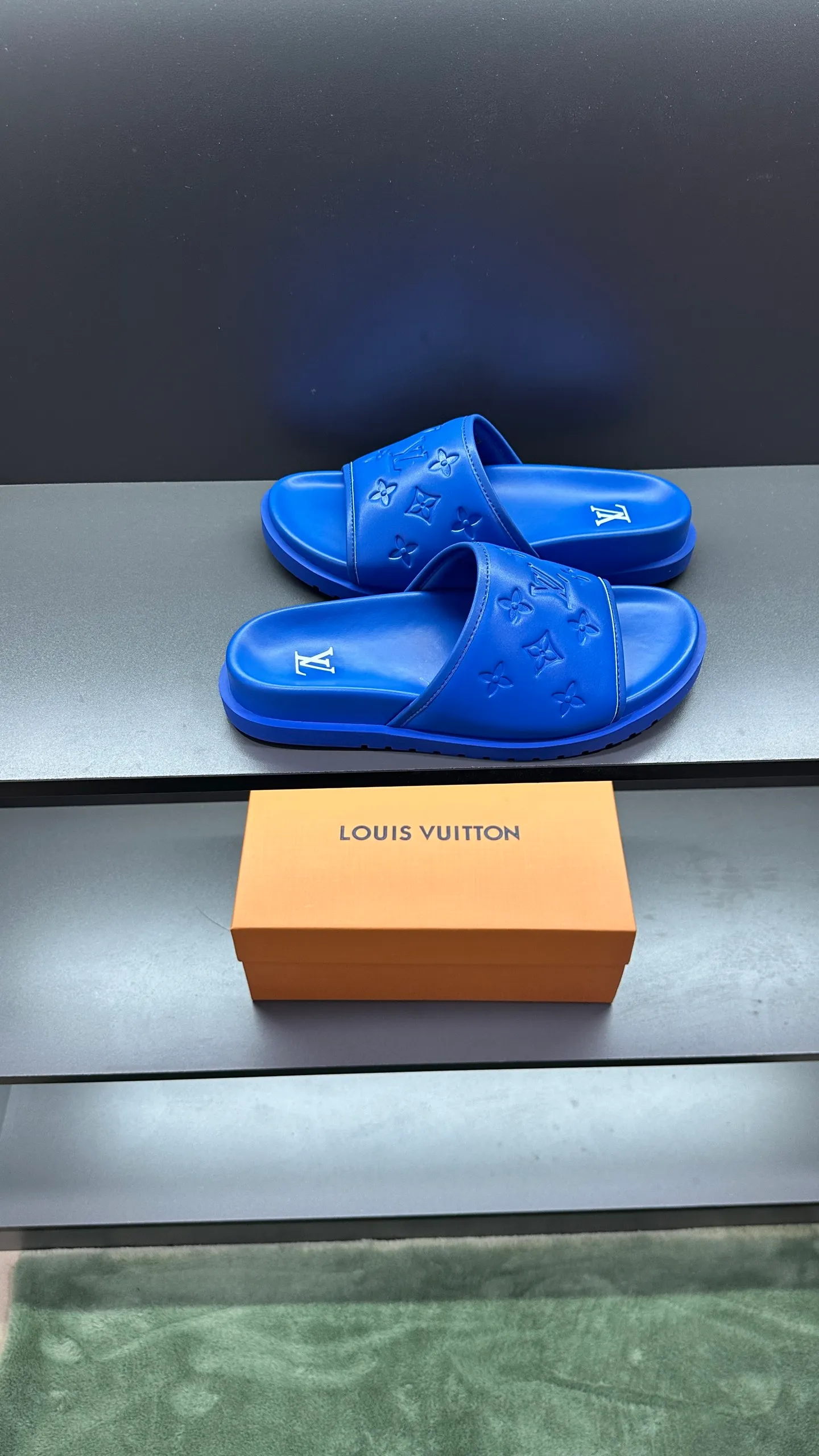 [L Home] P: 300💰Size: 38-45 Top purchasing lv men's summer slippers, classic presbyopia with soft real leather lining, unique color splicing effect, distinctive personality, fashionable and trendy essential style, light and comfortable. Lightweight and tough rubber insole, micro ridged foam outsole, super comfortable!